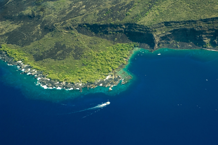Kealakekua Bay: the sheltered cove where Captain James Cook was killed by native Hawaiians in 1779 | Photo: Shutterstock