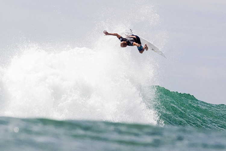 Kelly Slater: the uncontrolled backside air reverse | Photo: WSL