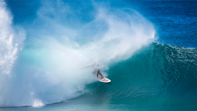 Kelly Slater: exiting a spitting wave at Pipeline | Photo: WSL