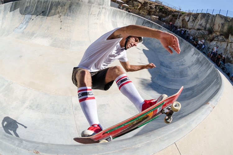 Kickturn: a fundamental skateboard technique that allows the rider to turn fast | Photo: Shutterstock