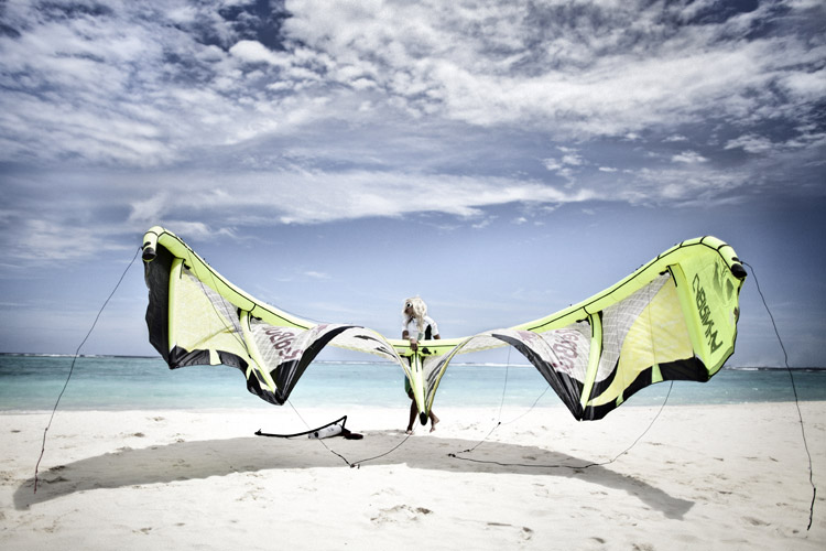 Packing up: know how to roll your kite up without damaging its materials | Photo: Gardi/Red Bull