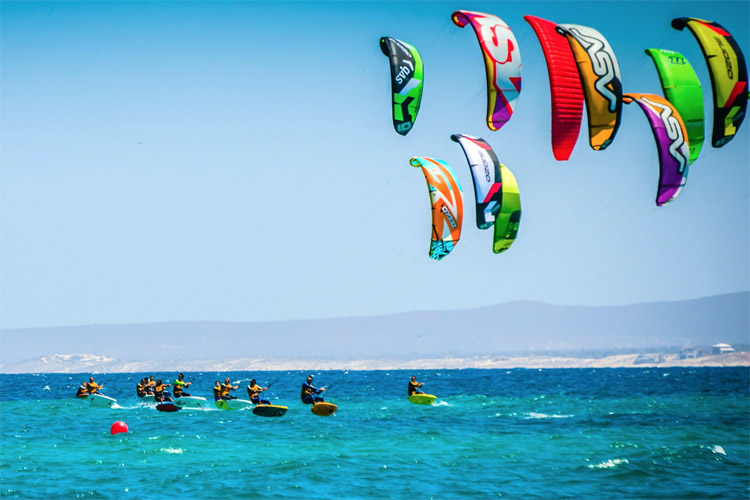 Kiteboarding: learn the sailing rules and respect the safety procedures