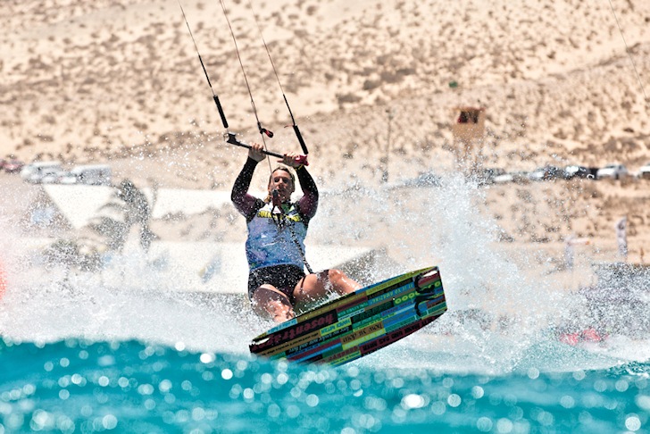 Waterstart: master the art of getting on the kite board | Photo: PKRA/Toby Bromwich