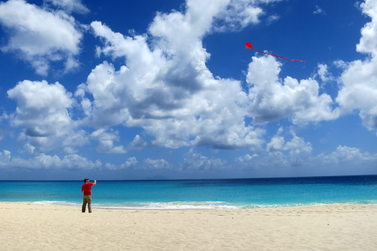 Kite flying: find a an open, unobstructed area where you can launch and land your kite | Photo: Hawks/Creative Commons