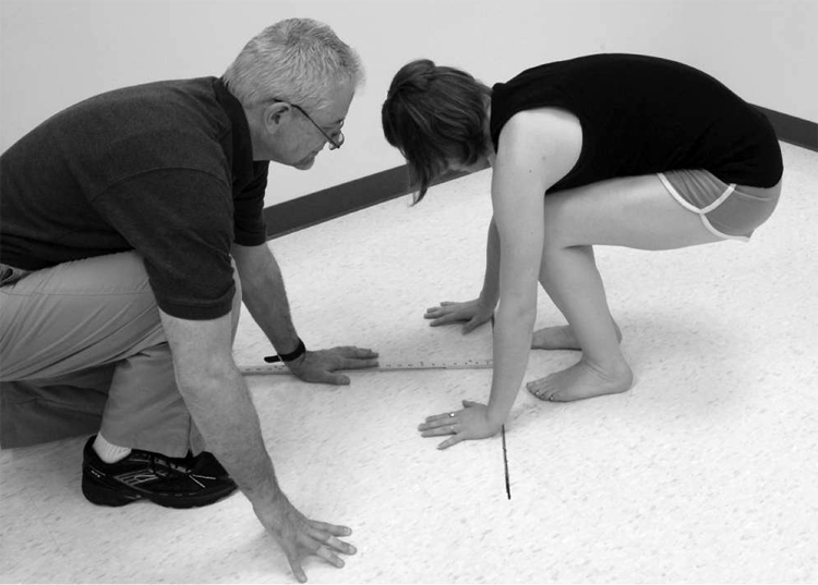The knee pop-up: Hammer and Loubert study the surfers' low back pain | Photo: CHP-CMU