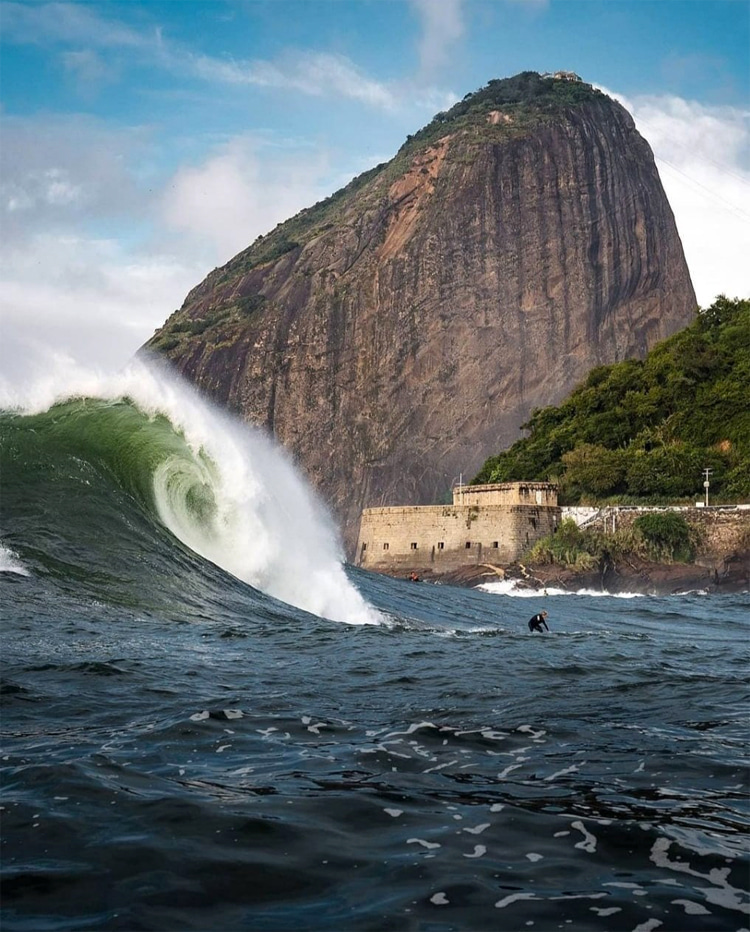 Laje da Besta: the rare Rio de Janeiro wave breaks near the Guanabara Bay mouth | Photo: Affonso Dalle