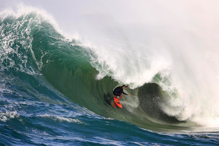 Shock: surfers need to be towed into the wave to make it out of the barrel | Photo: Tony D'Andrea/Itacoatiara Big Wave