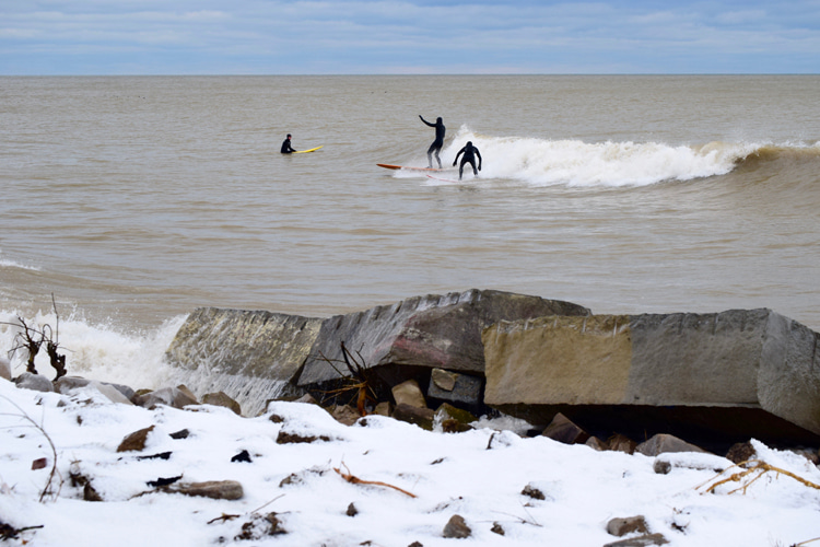 Lake Michigan: surfing in extremely low temperature requires thick wetsuits, hoods, gloves and boots | Photo: Shutterstock