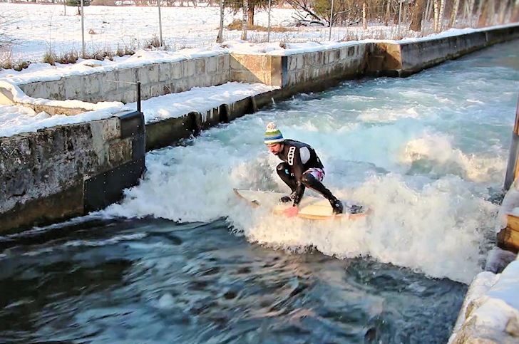 Surfing in Salzburg, Austria: checking the length of the ride | Photo: Nokton/Stadt.Land.Fluss