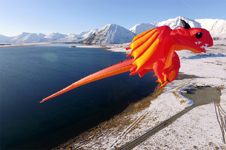 The PLK Dragon: a very large kite designed by Peter Lynn | Photo: Peter Lynn Kites