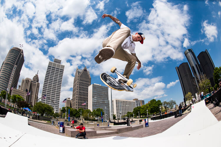 Laser flip: a combination of a frontside 360 shove-it and a heelflip | Photo: Red Bull