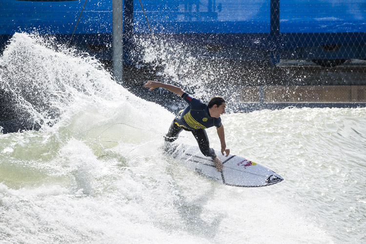 Leonardo Fioravanti: destroying a liquid wall at the Surf Ranch | Photo: Cestari/WSL