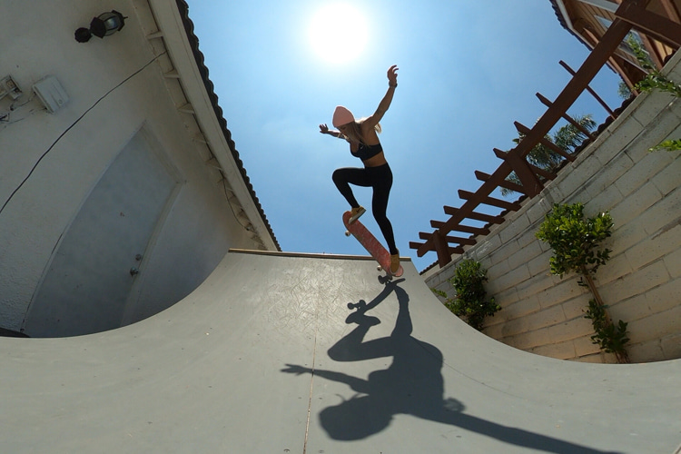 Leticia Bufoni: getting psyched at her home skatepark | Photo: Red Bull