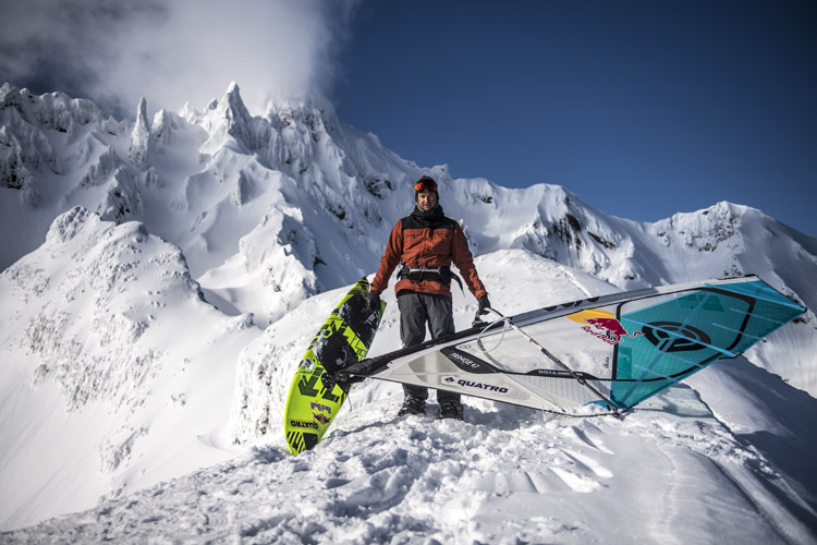 Levi Siver: ready to descend Rishiri Island with his windsurfing equipment | Photo: Halayko/Red Bull