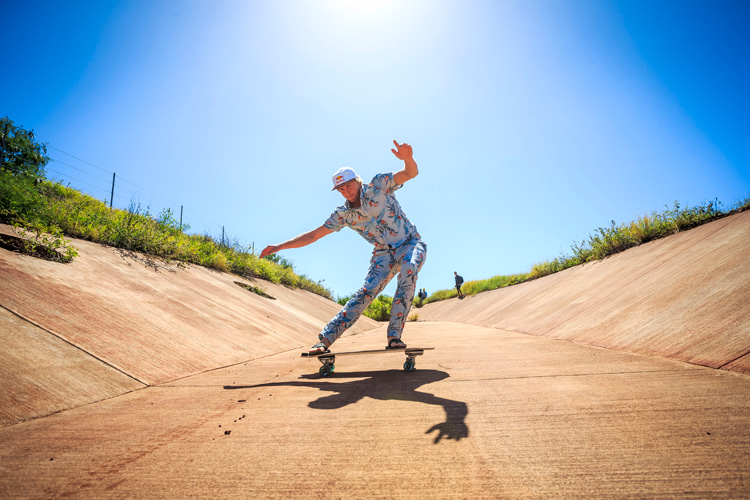Longboarding: a surfboard-inspired street cruising skateboard | Photo: Red Bull