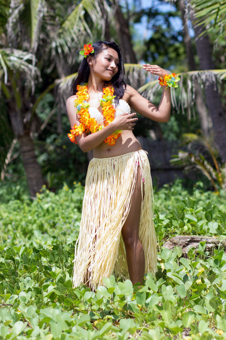 Luau: Hawaiian dancer performs the hula | Photo: Shutterstock
