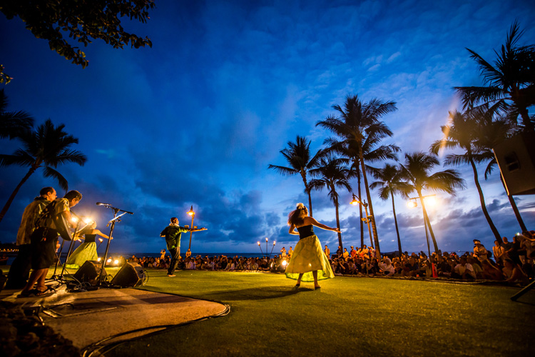 Luau: the sound of the ukulele is a must at Hawaiian parties | Photo: Shutterstock