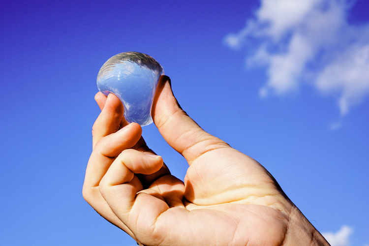 Edible water bottles: say 'no' to plastics | Photo: Guillaume Couche/Skipping Rocks Lab