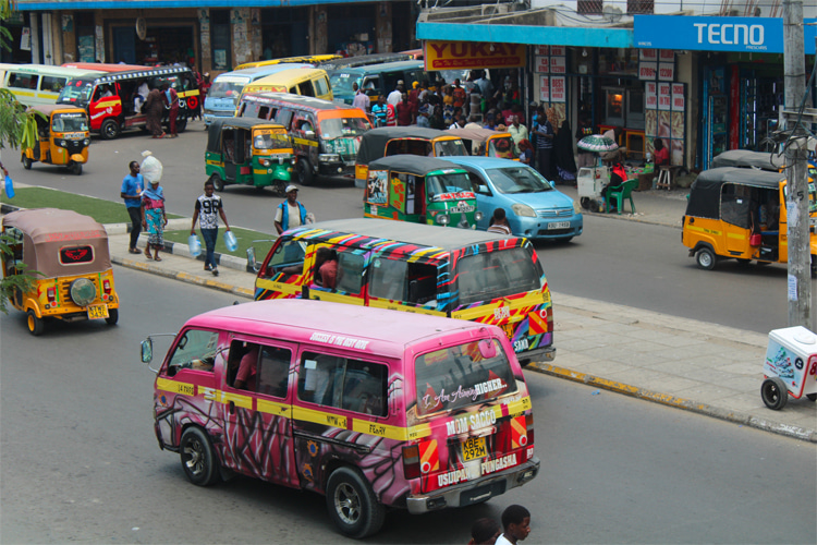 Matatu: a very particular public transportation culture takes place in Kenya | Photo: Tmaokisa/Creative Commons