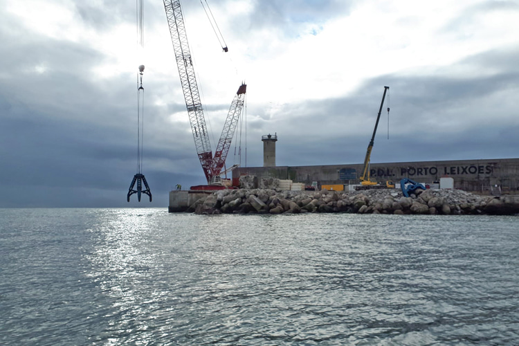 Port of Leixões: new breakwater extension will negatively impact the environment, the beaches, the local economy, the quality of life and the consistency of surfing in Matosinhos and Porto | Photo: Diz Não ao Paredão