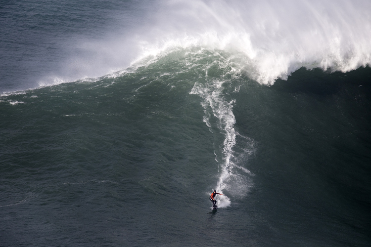 Maya Gabeira: one of the first female surfers to tame Nazaré | Photo: Silva/Red Bull