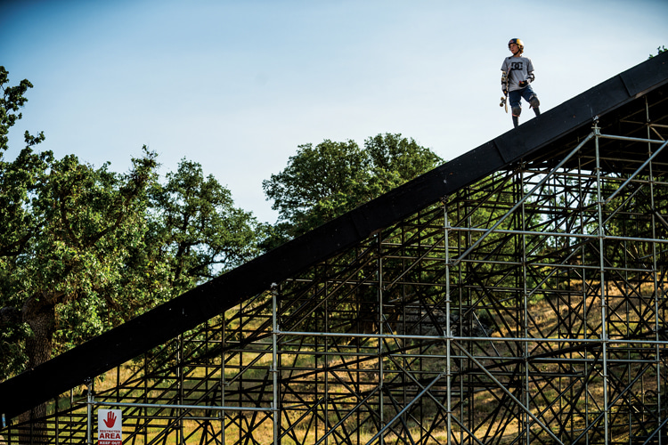 Mega ramp: a giant metal and wood structure that allows skateboarders to accelerate at speeds of up to 55 miles per hour | Photo: Red Bull