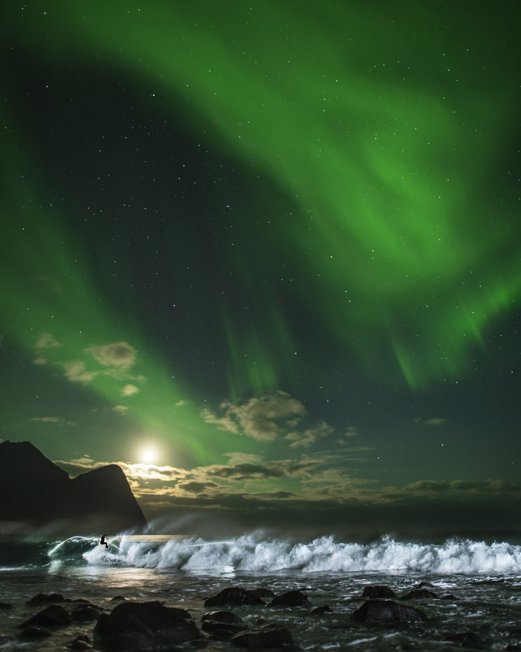 Mick Fanning: a ride blessed by the Northern Lights | Photo: Sollie and Grimsaeth/Red Bull