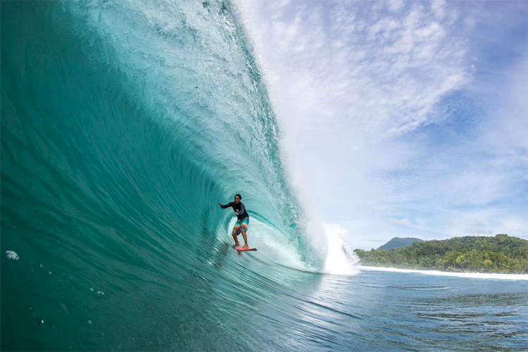 Mikala Jones: the perfect barrels of Indonesia were his favorite playground | Photo: Red Bull