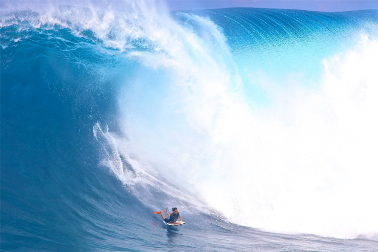 Miles Kauhaahaa: air dropping Jaws | Photo: Dooma Photos