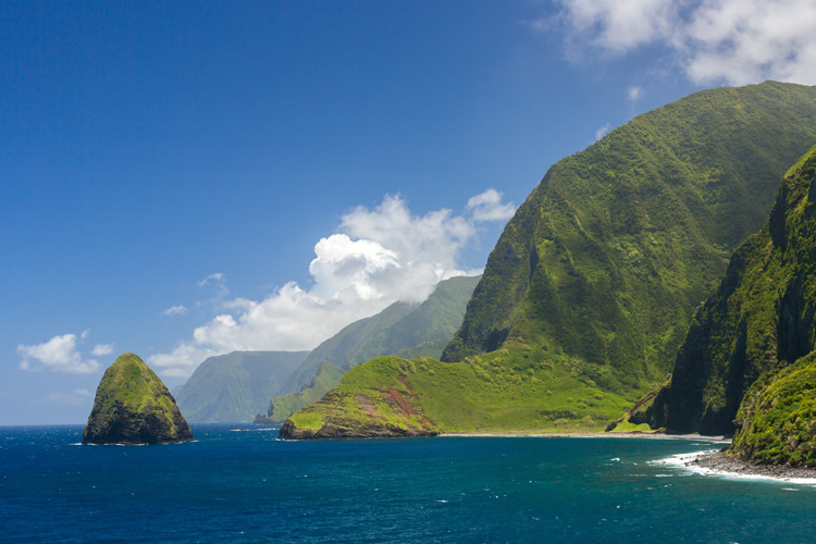 Molokai: the Hawaiian island of sleepy mountainous terrain and treacherous waters | Photo: Shutterstock