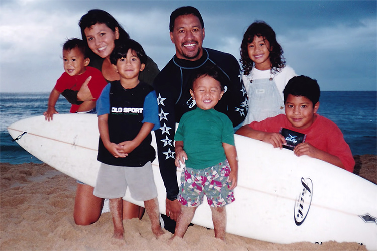 The Moniz family: Tony, Tammy and their five surfer kids | Photo: Moniz Archive
