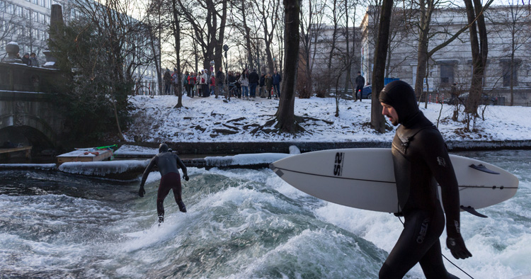Cold water surfing: surfer must wear earplugs and wetsuit hoods | Photo: Shutterstock