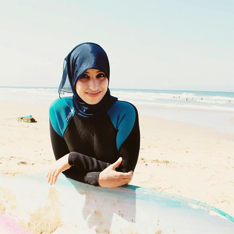 Muslim surfers: women use hijabs while riding waves | Photo: MSAC