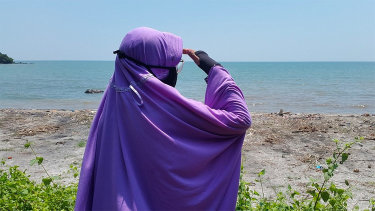 Muslim women: they need to wear board shorts over leggings and an upper body spring suit with a hijab before catching waves | Photo: Creative Commons