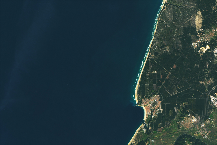 Praia do Norte, Nazaré: picture taken on October 29, 2022 | Photo: Dauphin/Landsat 8