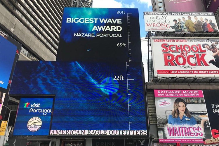 Times Square: the giant wave of Nazaré is breaking in New York