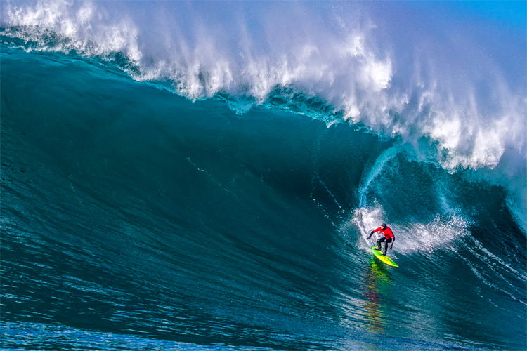 Nelscott Reef: a wave that can easily reach 50 foot | Photo: Nelscott Reef Tow In Classic
