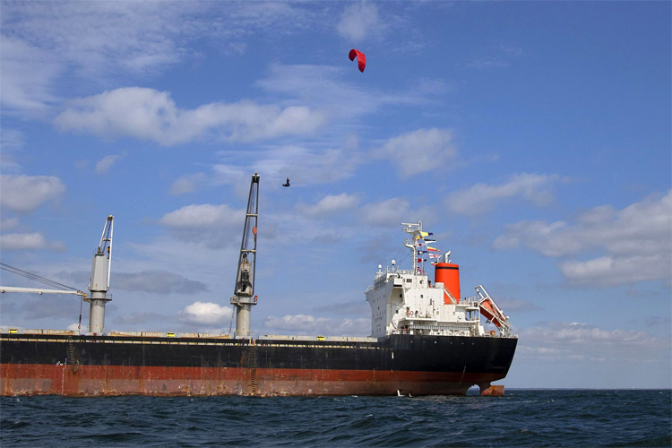 Nick Jacobsen: the Danish kiteboarder jumped off a 60-meter high ship crane in Denmark | Photo: Mystic