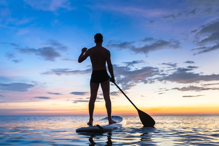 SUP: have you ever ridden a stand-up paddleboard during nighttime hours? | Photo: Shutterstock