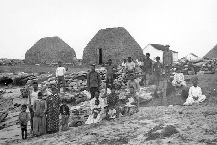 Ni'ihau, 1885: men, women, and children, standing and sitting on the foreshore of Puʻuwai Beach | Photo: Francis Sinclair