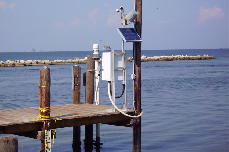 Tide station: a structure used to monitor changes in water levels along the coast | Photo: NOAA