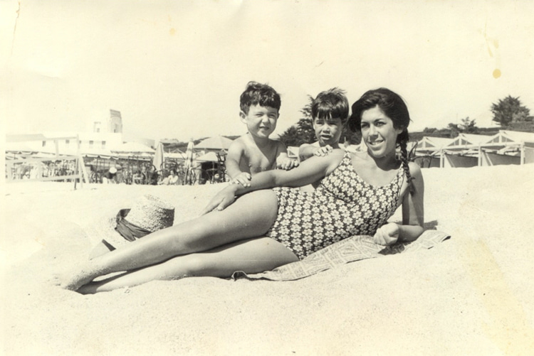 Norma Mattalia: enjoying the beach with the kids at Playa Grande, Mar del Plata, Argentina, in 1962 | Photo: ISA