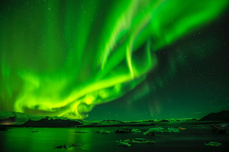 Northern Lights: the most common color, green, is produced by oxygen molecules located about 60 miles above the Earth | Photo: v2osk/Creative Commons