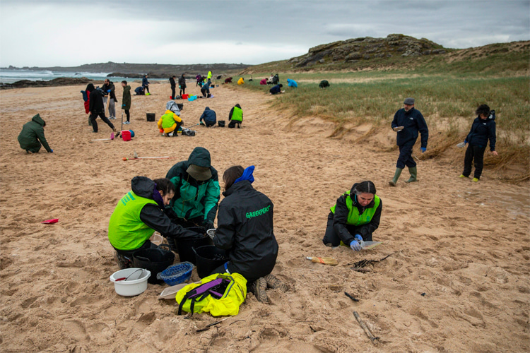 Galicia, Spain: volunteers and local workers try to capture nurdles spilled by merchant ship Toconao | Photo: Greenpeace