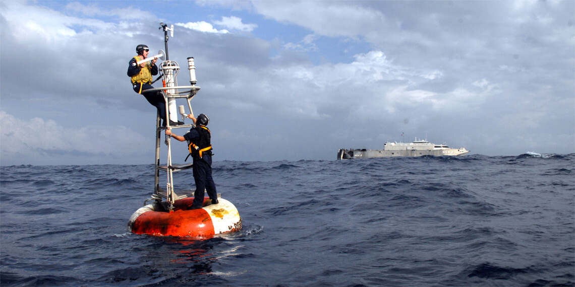 Ocean buoys: they help meteorologists collect weather data that could help predict hurricanes and other inclement weather | Photo: US Navy