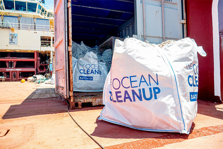 The Ocean Cleanup: 60 bags of plastic trash have already been brought to shore | Photo: The Ocean Cleanup