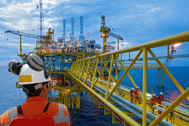 Offshore oil platforms: they can be fixed or mobile | Photo: Shutterstock