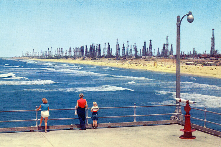 Huntington Beach, California, 1960s: oil wells were part of the coastal landscape | Photo: Wikimedia