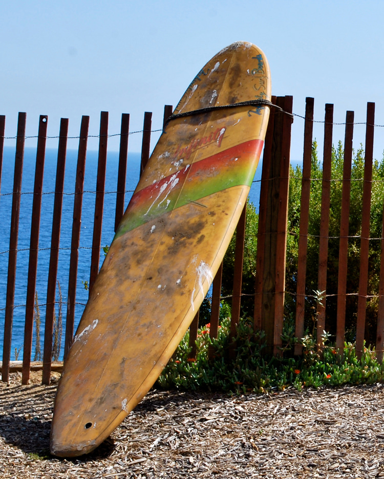 Old surfboards: delamination is the result of water leaks and excessive sun exposure | Photo: Jeff Edmond/Creative Commons