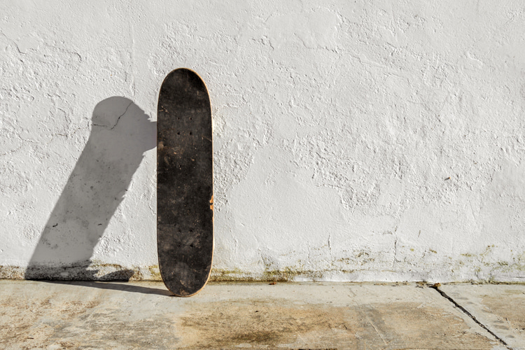 Grip tape: use a razor blade and a hairdryer to remove it from the skateboard deck | Photo: Shutterstock